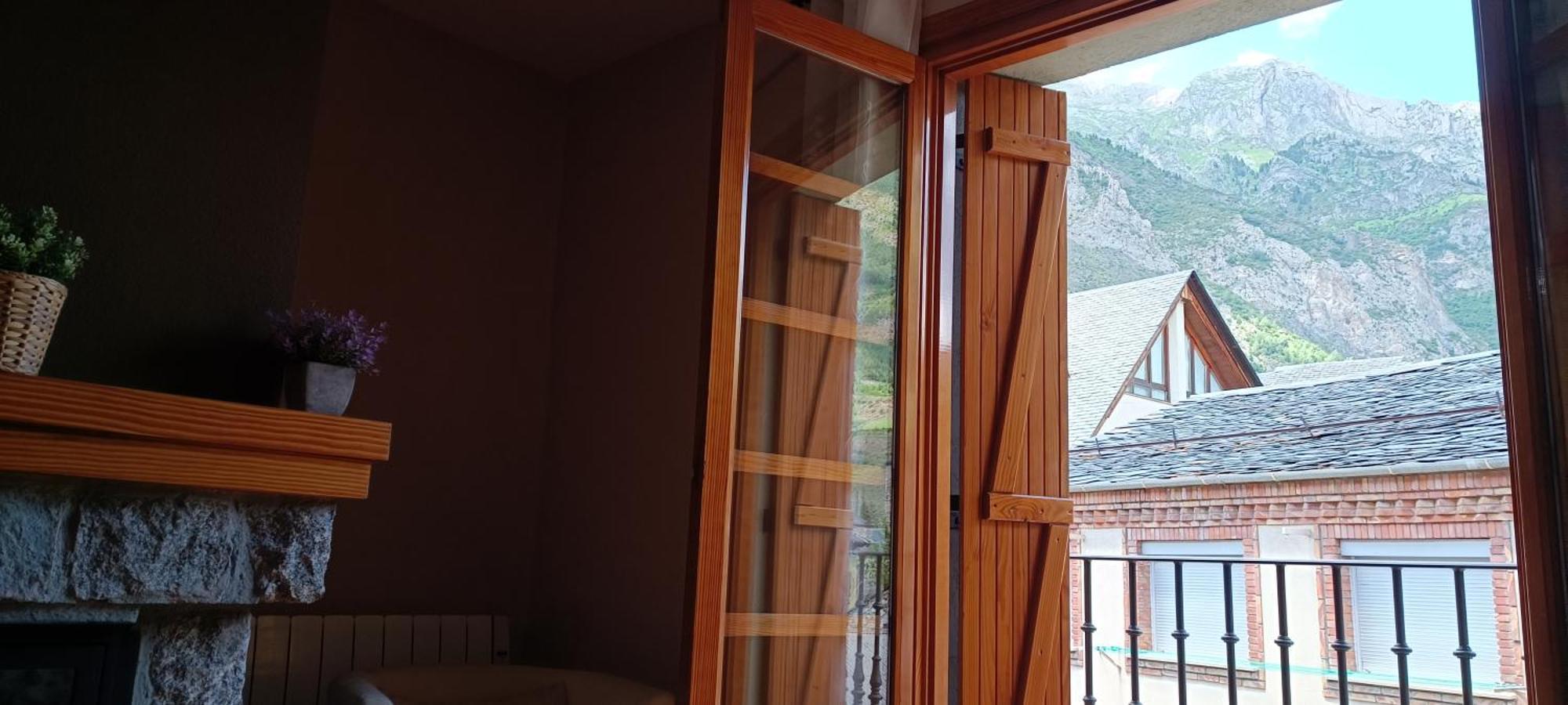 Apartamento El Refugio De Sara Benasque Exterior photo